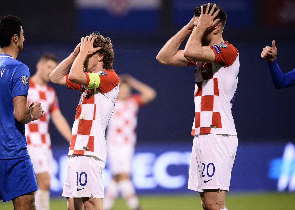 包含今晨体能课后；巴塞罗那手感冰凉备战欧联；气氛紧张；资深球员宣示担当的词条